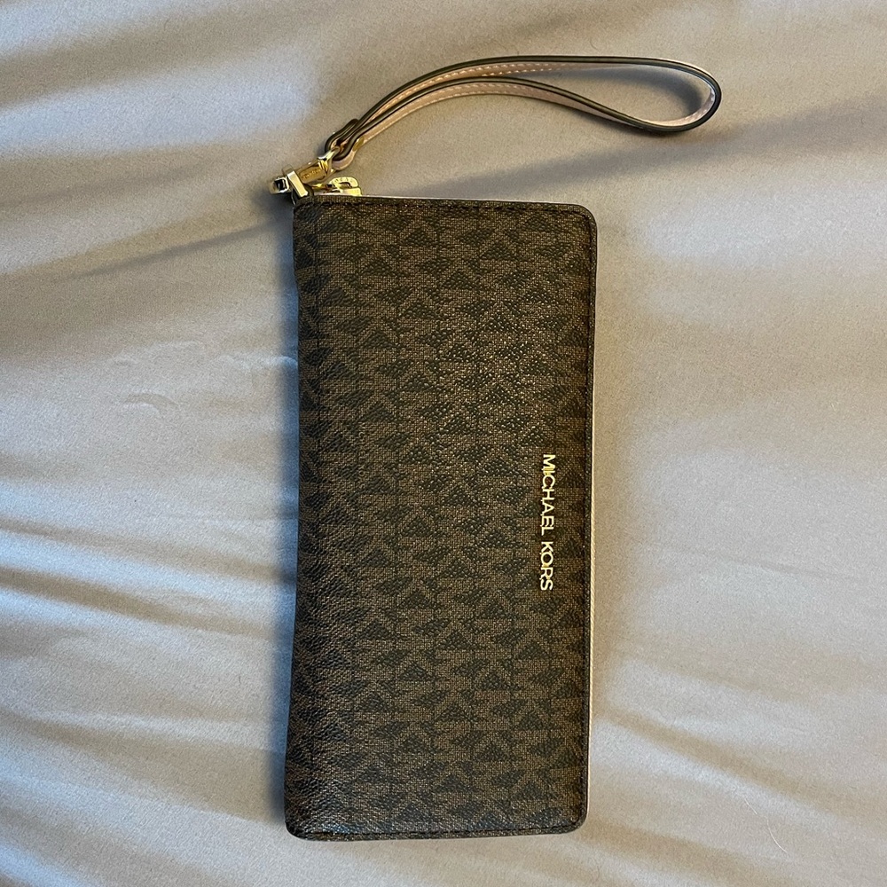 MK brown logo& pink wristlet